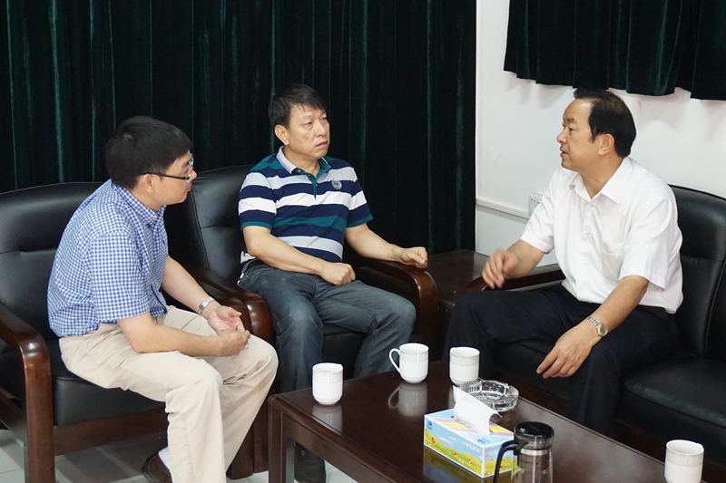 高校发布 学校快讯 7月21日上午,党委书记邹永松在副书记胡少平,副